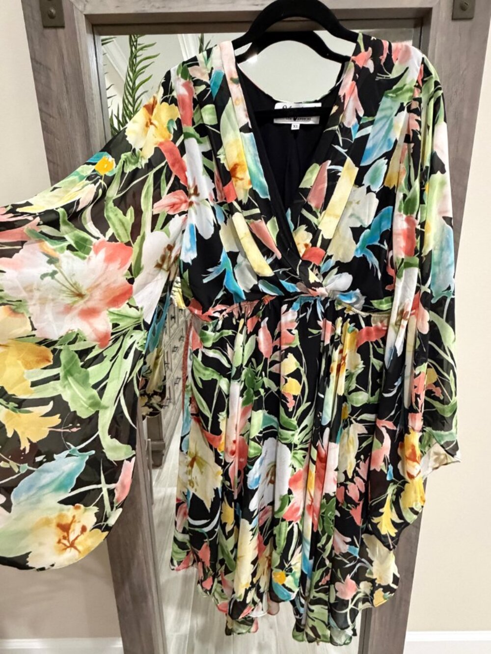 Meghan LA Sunset Black Watercolor Floral Dress XL Flowy Bell Sleeve EUC - Picture 4 of 6